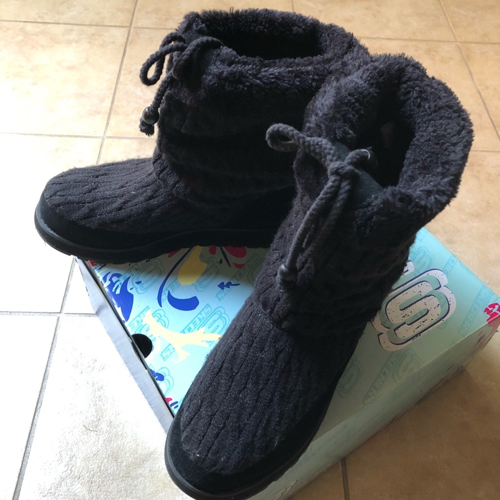 Skechers' Keepsakes Knit boots size 6